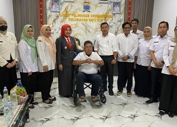 Teladan Abdi Negara, Kepala BKPSDM Palembang Jenguk Lurah 1 Ilir Yang Semangat Layani Warga di atas Kursi Roda