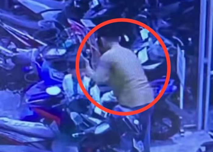 Viral di Sosmed, Jemaah Salat Jumat Masjid di Palembang Terekam CCTV, Diduga Salah Amankan Sendal 