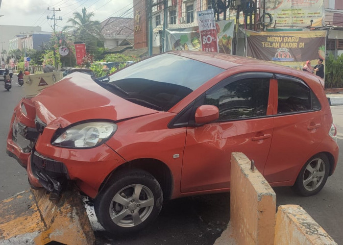 Ibu-ibu Alami Kecelakaan Tunggal di Jalan Angkatan 45 Palembang, Honda Brio Tabrak Pembatas Jalan