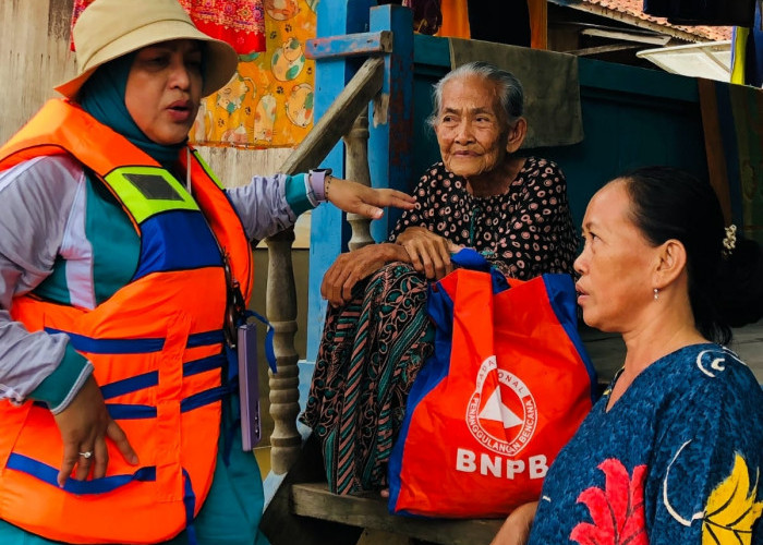 Anggota DPRD Sumsel Hj Rita Suryani, Tinjau dan Berikan Bantuan pada Korban Banjir di Muratara