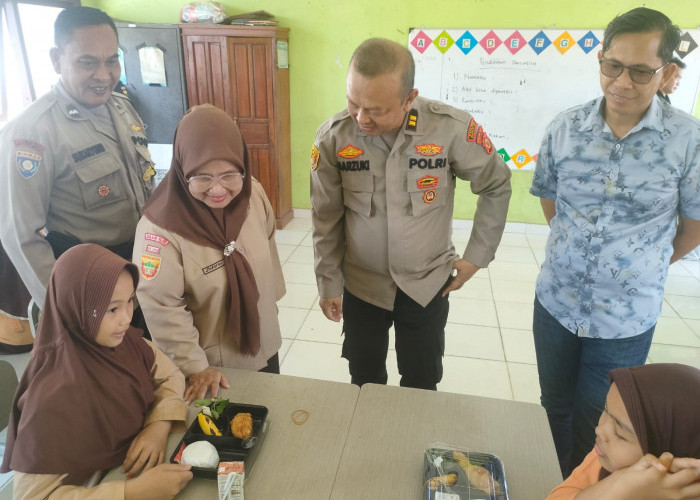 Polres Ogan Ilir Bagikan 100 Porsi Makanan ke Murid SDN 09 Indralaya Utara, Dukung Program Makan Siang Bergizi