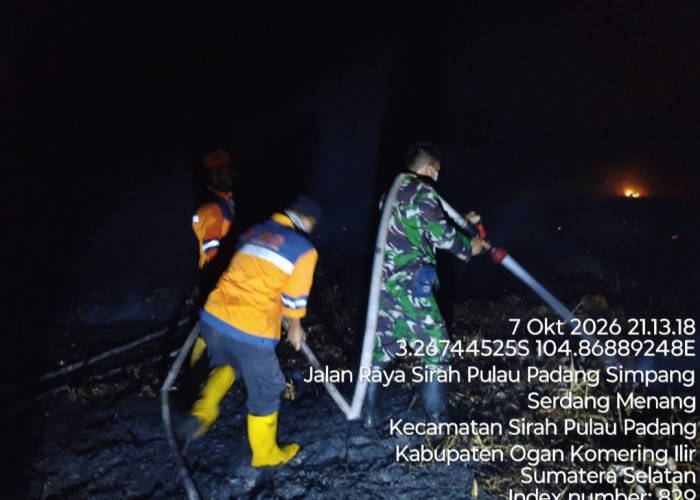 Babinsa Padamkan Karhutla di Desa Bubusan Jejawi OKI hingga Tengah Malam 