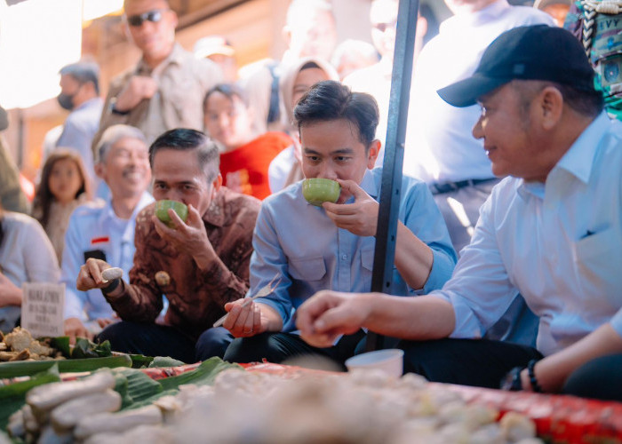 Pasar 16 Ilir Palembang Mendadak Ramai! Ratu Dewa Ngirup Cuko Bareng Wapres Gibran dan Herman Deru