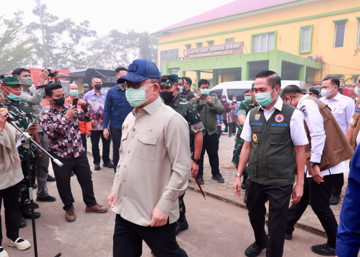 Ratu Dewa Dampingi Menko Polkam RI, Tinjau Posko Dan Lokasi Karhutla Di Kecamatan Sematang Borang Palembang