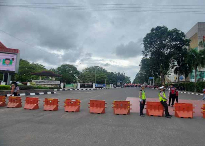 Unras di Depan DPRD Sumsel, Jalan POM IX Palembang Ditutup, Pengendara Dialihkan ke Jalan Ini