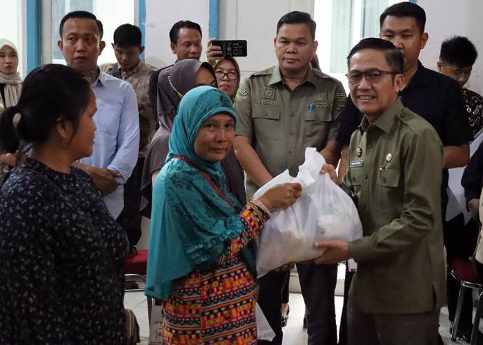 PJ walikota Ratu Dewa Bagikan 1.800 Paket Sembako untuk Warga Kota Palembang