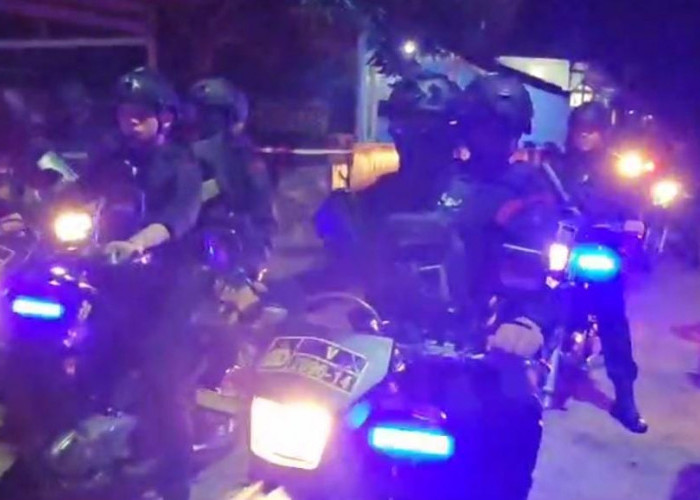 Polisi Bersenjata Lengkap Sweeping Jalan-jalan Kota Palembang Antisipasi Kejahatan Jalanan 