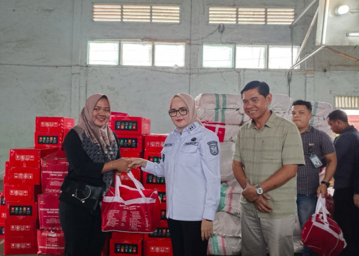 Wakil Bupati Banyuasin Serahkan Bantuan Sembako untuk Korban Banjir di Kecamatan Talang Kelapa