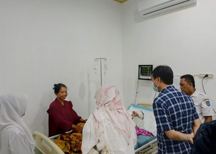 Pj Bupati OKI Jenguk Korban Kecelakaan Bus Study Tour Asal OKU Timur di RSUD Kayuagung