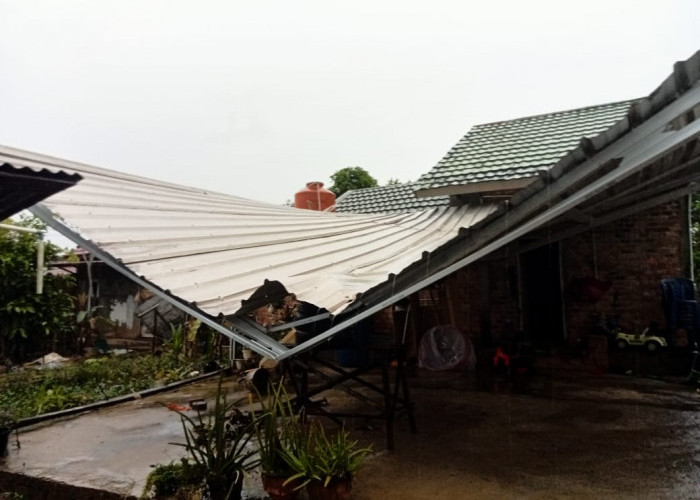  Puluhan Rumah di Prabumulih Rusak Disapu Angin Puting Beliung dan Hujan Deras 