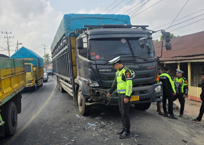 Terlalu Melebar Saat Tikungan dan Tabrak Mobil Fuso, Pemotor di Ogan Ilir Alami Patah Kaki