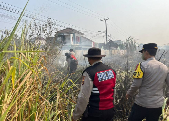 Kebakaran Lahan Dekati Perumahan Warga, Kapolres Ogan Ilir Ingatkan Masyarakat Waspada Karhutla