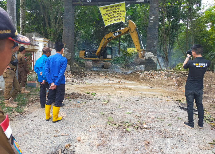 Sempat Dapat Perlawanan, Pemkab OKI Turunkan Alat Berat Robohkan Tembok Beton di Jalan SMKN 3 Kayuagung
