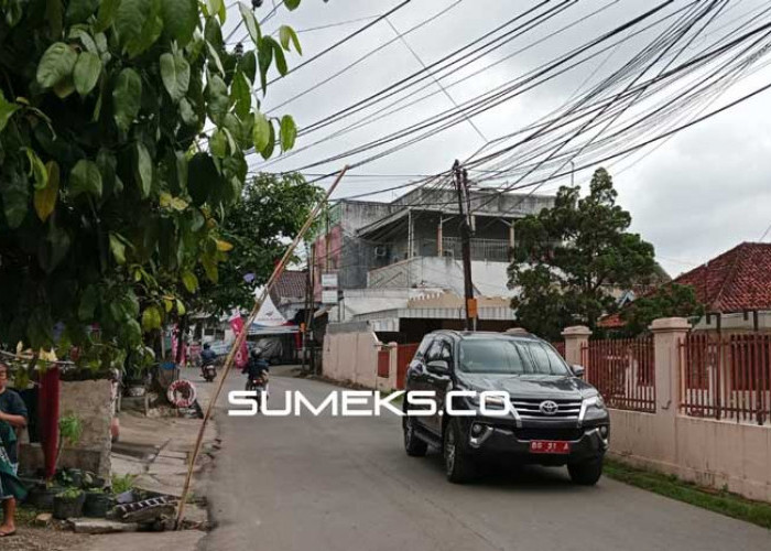 Kabel Menjuntai di Kebun Bunga Palembang, Bahayakan Penggguna Jalan