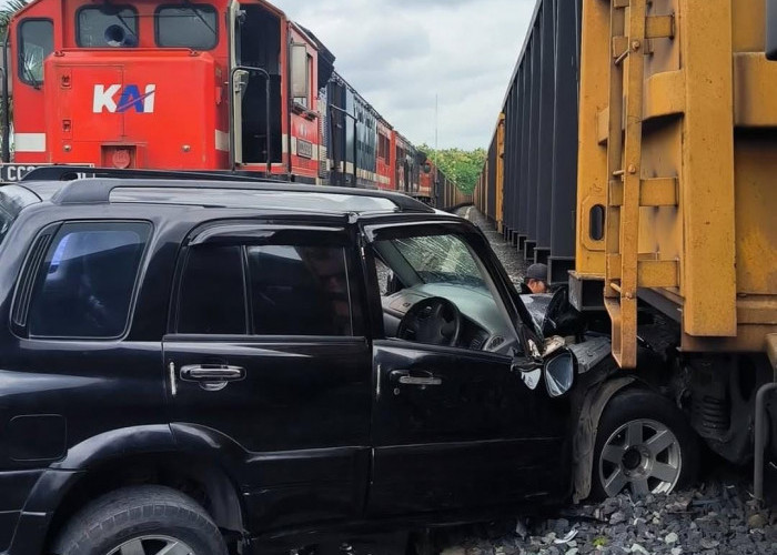 Mobil Tabrak Gerbong Kereta Babaranjang di Baturaja, Ternyata Pengemudi Baru Belajar Nyetir