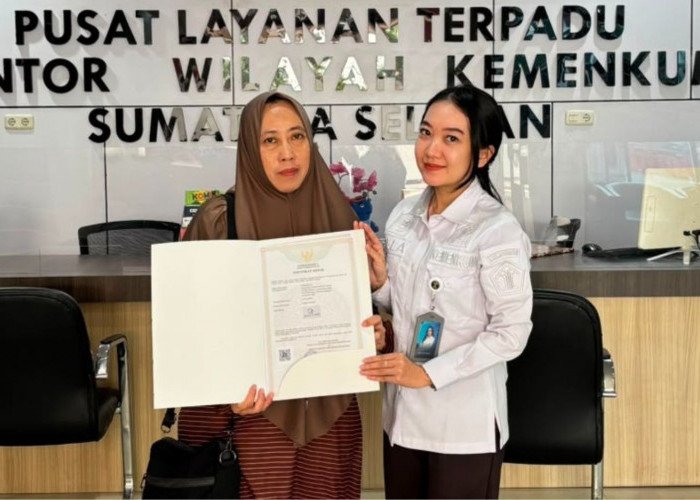 Tingkatkan Daya Saing UMKM, Kanwil Kemenkum Sumsel Serahkan Sertifikat Merek ETAWA PROKIDS