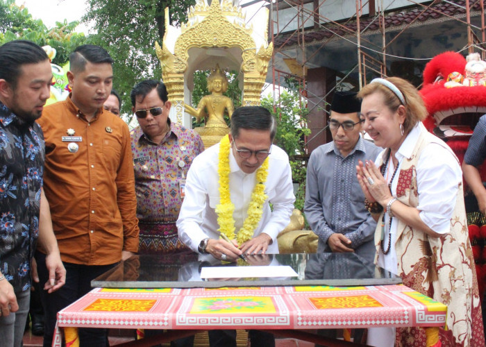 Perayaan Cap Go Meh, Ratu Dewa Letakan Batu Pertama Pembangunan Musala di Vihara Sembilan Bidadari Palembang