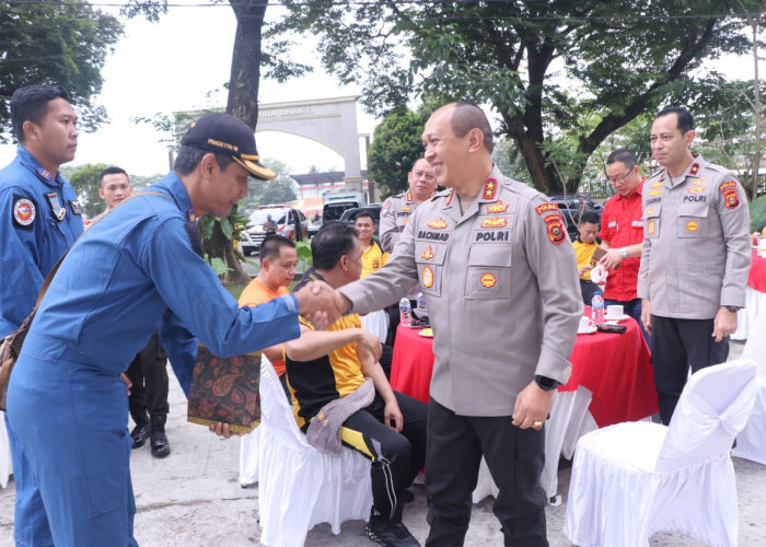 Kapolda Rachmad Apresiasi Capten Pilot Helikopter Polda Sumatera Selatan yang bantu Evakuasi Kapolda Jambi