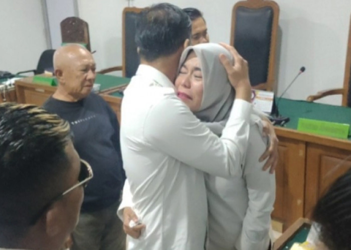 Tangis Histeris Pecah di Sidang Tipikor, Eks Wawako Palembang dan Suami Divonis 7,5 Tahun Penjara