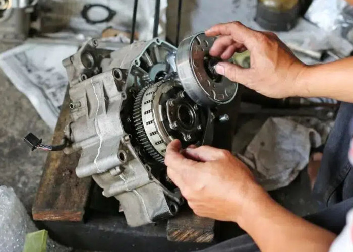 Tips Aman Membersihkan Mesin Motor Matic dengan Cairan Khusus