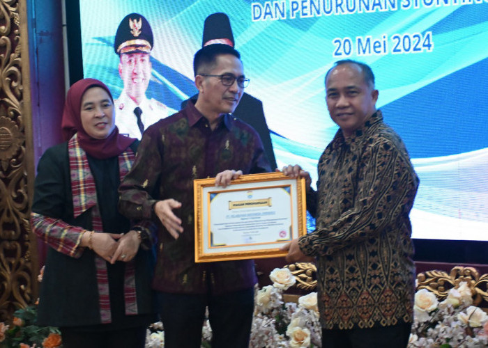 Ratu Dewa Berikan Penghargaan Kepada Pelindo Regional 2 Palembang Atas Komitmen Percepatan Penurunan Stunting