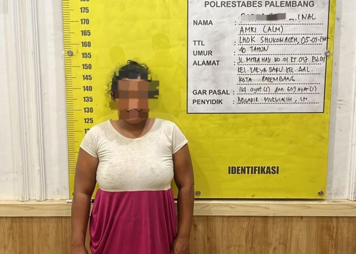 Emak-emak Ngontrak di Jalan Mitra Haji Ternyata Pedagang Sabu, Saat Ditangkap BB Berserak di Lantai  