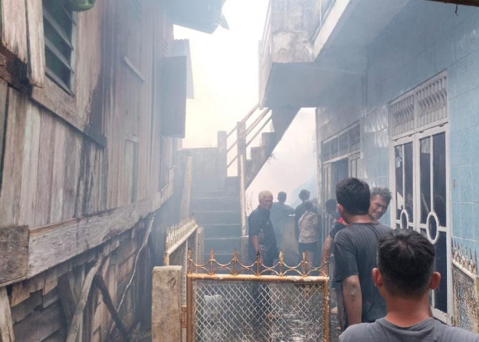 Warga di Lorong Manggar Palembang Panik Api Membesar, Dengar Suara Teriakan Minta Tolong, 1 Orang Diamankan 