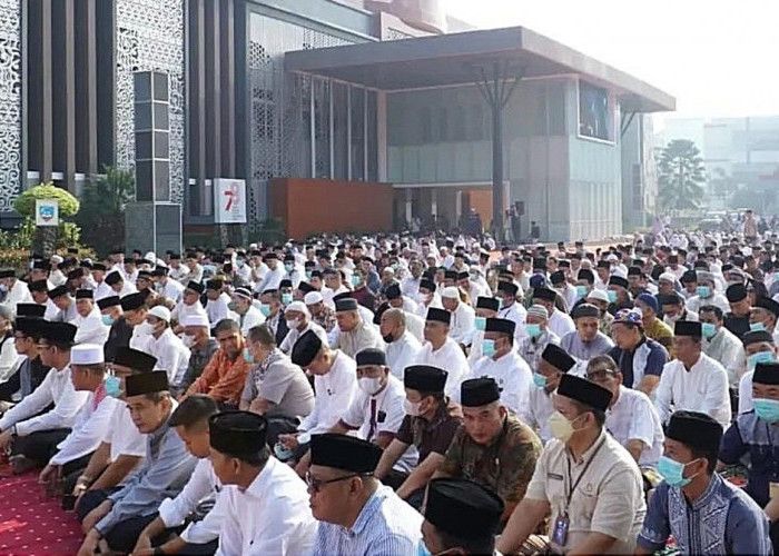 Ribuan Jemaah Melaksanakan Salat Istisqa di Halaman Kantor Gubernur Sumsel