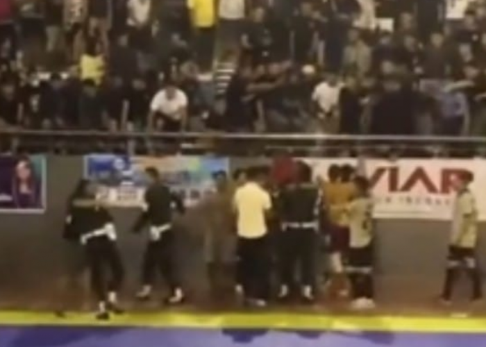 HOT NEWS! TNI-Polri NTT Bentrok di Gelanggang Futsal, Netizen: Kirim Aja ke Papua!