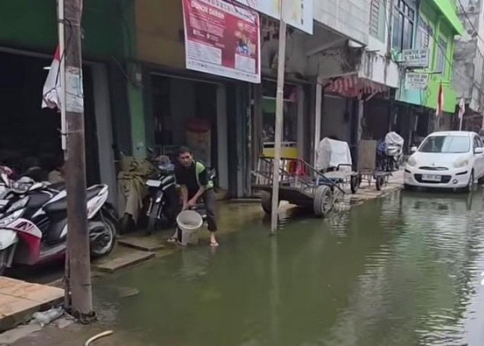 Sebulan Tergenang Air Jalan di Jantung Perekonomian Pasar 16 Ilir Palembang Ditabur Bibit Ikan 