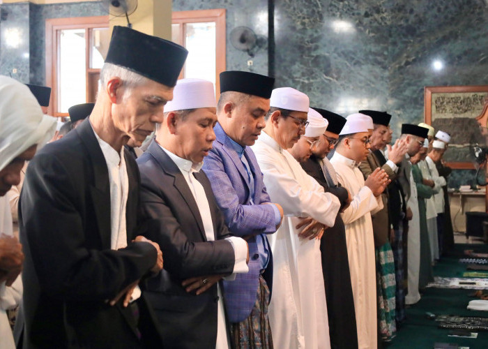 Sekda Palembang Aprizal Hasyim Sholat IdulFitri di Masjid Darusaa’id, Ajak Perkuat Silaturahmi dan Kebersamaan