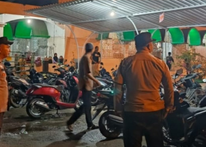 Antisipasi & Cegah Pencurian Sepeda Motor saat Salat Tarawih, Personel Polsek Tanjung Batu Lakukan Pengamanan