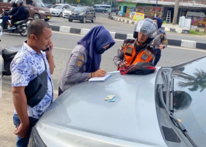 Lagi, Petugas Dishub Kota Palembang Derek Mobil yang Parkir Sembarangan di Lokasi Rawan Macet