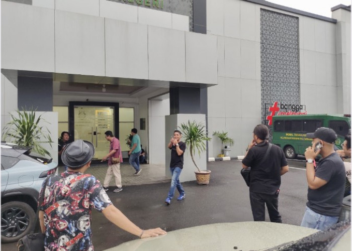 Tongkrongi Kejari Sejak Pagi, Awak Media Setia Menanti Saksi Legislator DPRD dalam Kasus Lampu Jalan