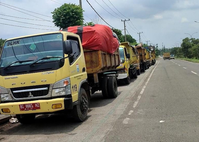 Akibat Puluhan Truk Sampah Antre Panjang di Jalan Noerdin Pandji, Warga dan Pengendara Cium Bau Tak Sedap  
