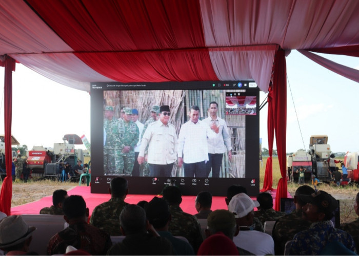Pangdam II/Sriwijaya dan Gubernur Sumsel Panen Raya Serentak bersama Presiden di Desa Jukdadak OKI