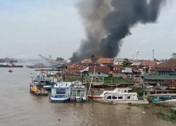 BREAKING NEWS: Permukiman Padat di Pinggir Sungai Musi Palembang Terbakar 