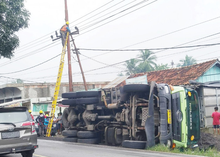 Truk Pengangkut Koral Senggol Tiang Listrik di Desa Tebing Gerinting, Sudah 12 Jam Listrik di Ogan Ilir Padam