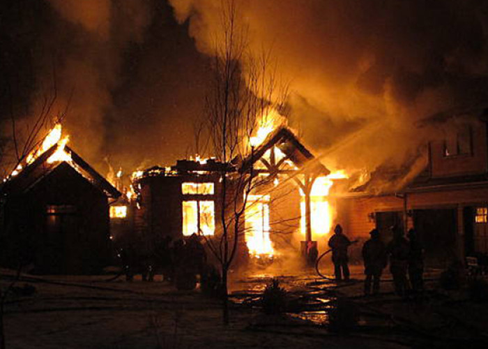 Diduga Akibat Api Kompor, Rumah Panggung Hangus Terbakar Jadi Abu