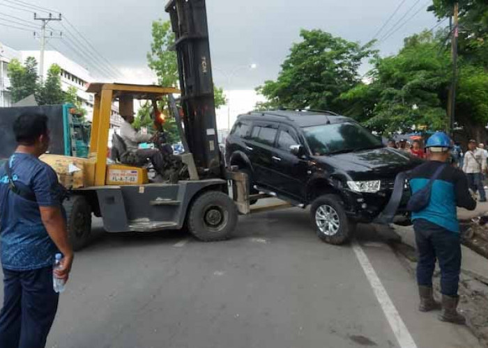 Forklift Didatangkan, Pajero Hitam yang Tewaskan Pedagang Gorengan di Palembang Dievakuasi 