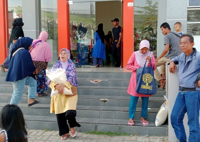 HOREE, Emak pun Gembira Pulang Bawa Bansos Mei 2023 berupa 10Kg Beras di Kantor Pos Kebun Bunga Palembang