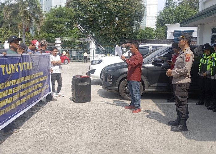 Massa Geruduk PN Palembang, Desak KPK Segera Tetapkan Bupati OKU sebagai Tersangka Kasus Fee Pokir