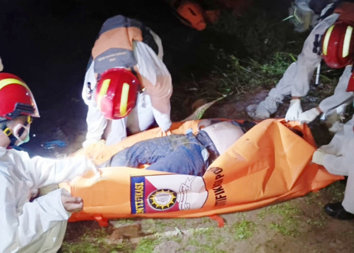 Jasad Pria Ditemukan Mengapung di Aliran Sungai, Personel Polres Ogan Ilir & BNPB Bersama Lakukan Evakuasi