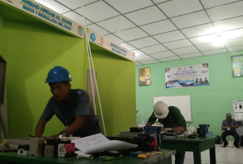 Enam Siswa SMKN Unjuk Kebolehan Merakit Instalasi Listrik di LKS SMK Tingkat Provinsi Sumsel 