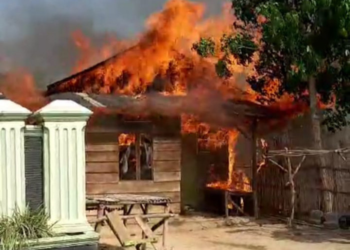30 Menit Api Mengamuk di Talang Anding PALI, Rumah Semi Permanen Hangus Terbakar 