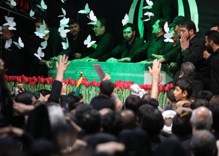 Peti Jenazah Ayatollah Ali Khamenei Diperlihatkan, Warga Iran  Langsung Menangis