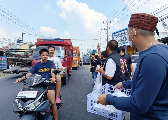 Peduli Kesehatan Masyarakat, Forum Cakar Sriwijaya Ogan Ilir Bagikan Masker dan Nasi Kotak
