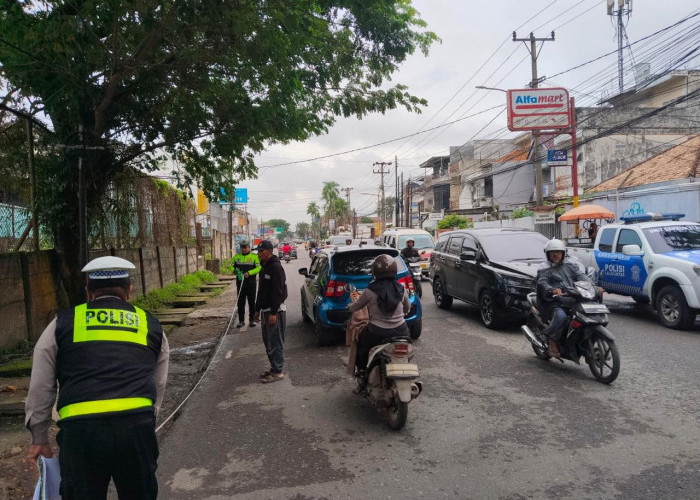 Pemotor Tabrak Buntut Truk Kontainer Parkir di Jalan M Isa Palembang, Begini Nasib Korban?