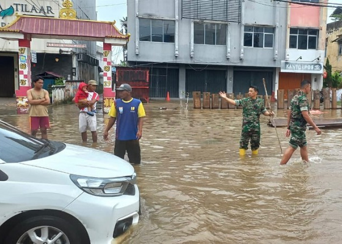 TNI Kodim 0418 Palembang Ikut Membantu Masyarakat yang Terhalang Banjir 