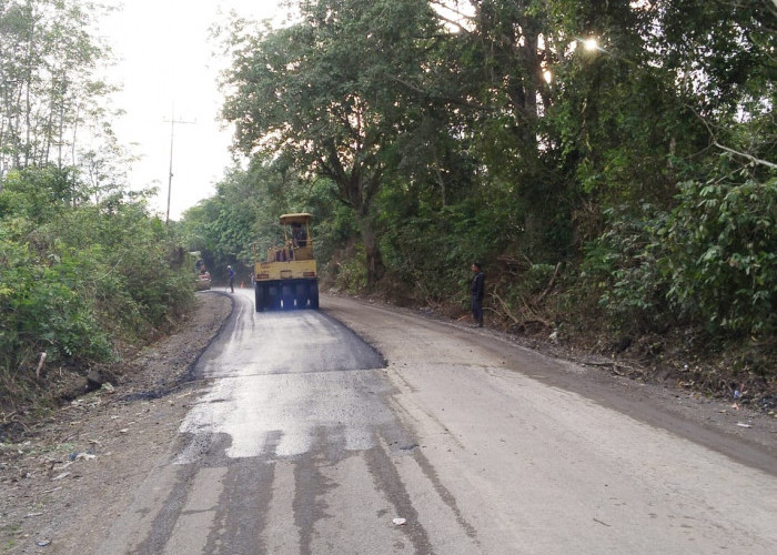Jalan Rusak di Sepanjang Meranjat-Tanjung Batu Ogan Ilir Kini Mulus di Aspal, Warga Semringah